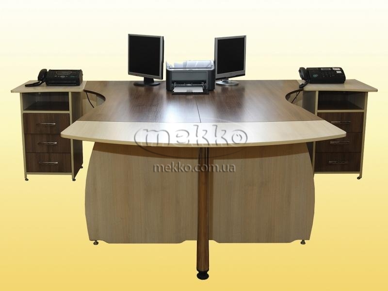 Комп’ютерний стіл включає в себе: праву та ліву тумби приставки, два письмових стола до яких кріпиться стіл приставний